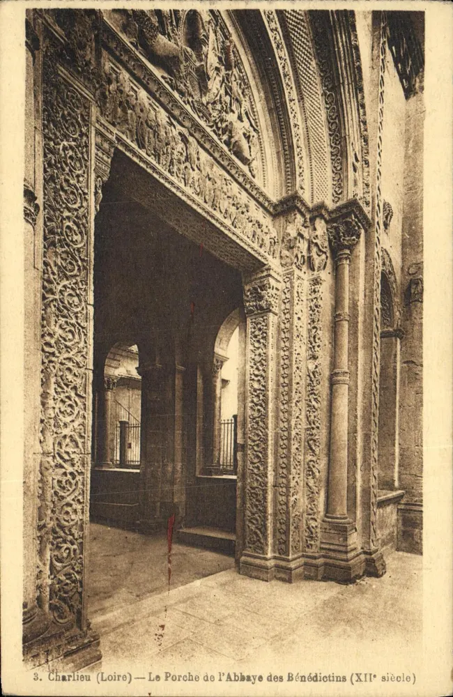 Charlieu (Loire) — Der Portal der Benediktinerabtei (12. Jahrhundert) - Vorderseite