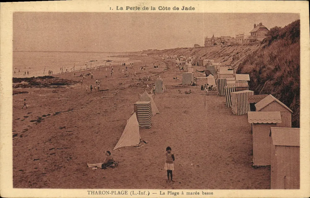 Tharon-Plage (L.-Inf.) — A Praia com Maré Baixa — Océan-Bas e Galerias Modernas - Frente