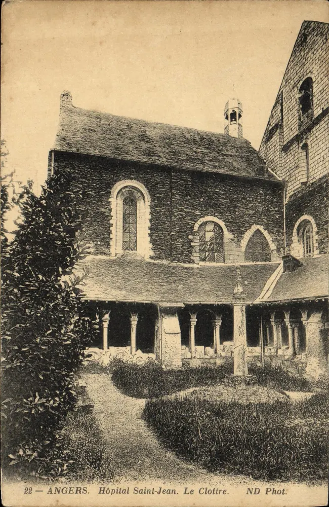Angers — Hospital São João. O Claustro — ND Phot. - Frente
