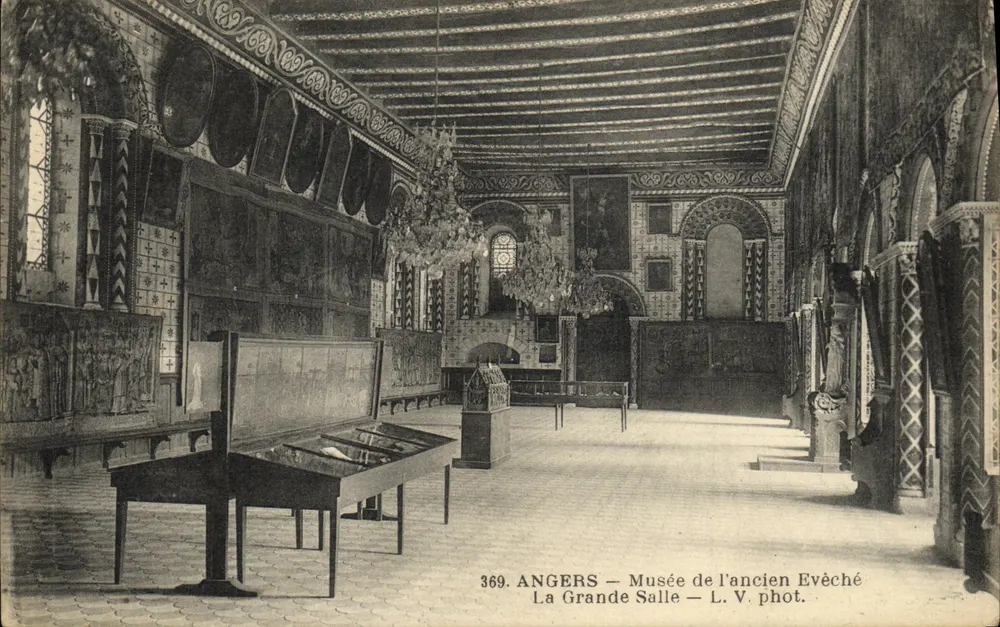 Angers — Musée de l'ancien Evêché — La Grande Salle — L. V. phot. - Vorderseite