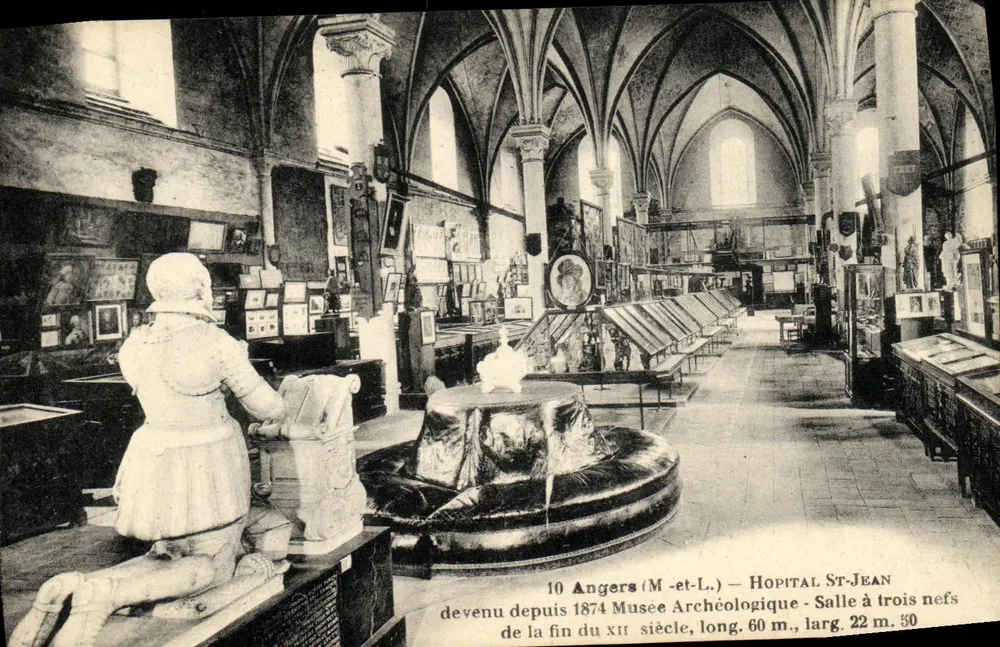 Angers (M.-et-L.) — Krankenhaus St-Jean, das zum Archäologischen Museum wurde — Halle mit drei Gewölben - Vorderseite