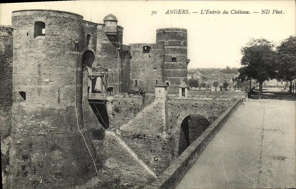 Angers — A Entrada do Castelo — ND Phot. - Frente