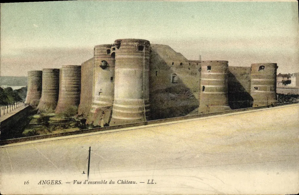 Angers — Vista geral do Castelo — LL. — N° 16 - Frente