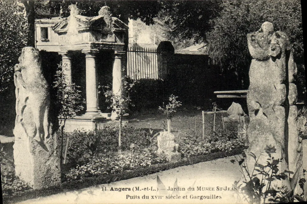 Angers (M.-et-L.) — Garten des Museums Saint-Jean, Brunnen des 17. Jahrhunderts und Gargoyle - Vorderseite