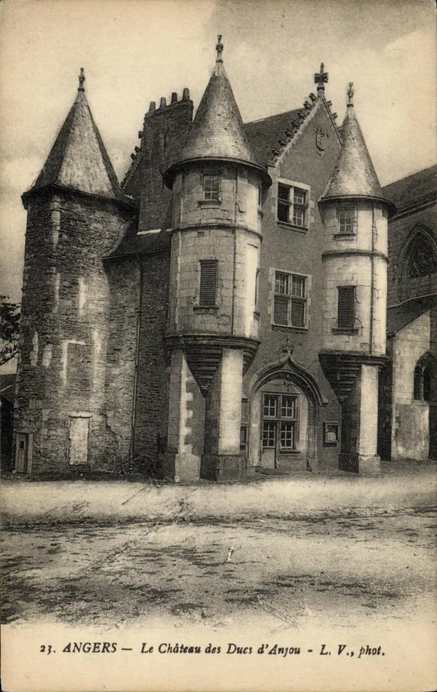 Angers — O Castelo dos Duques de Anjou — L. V., fot. - Frente
