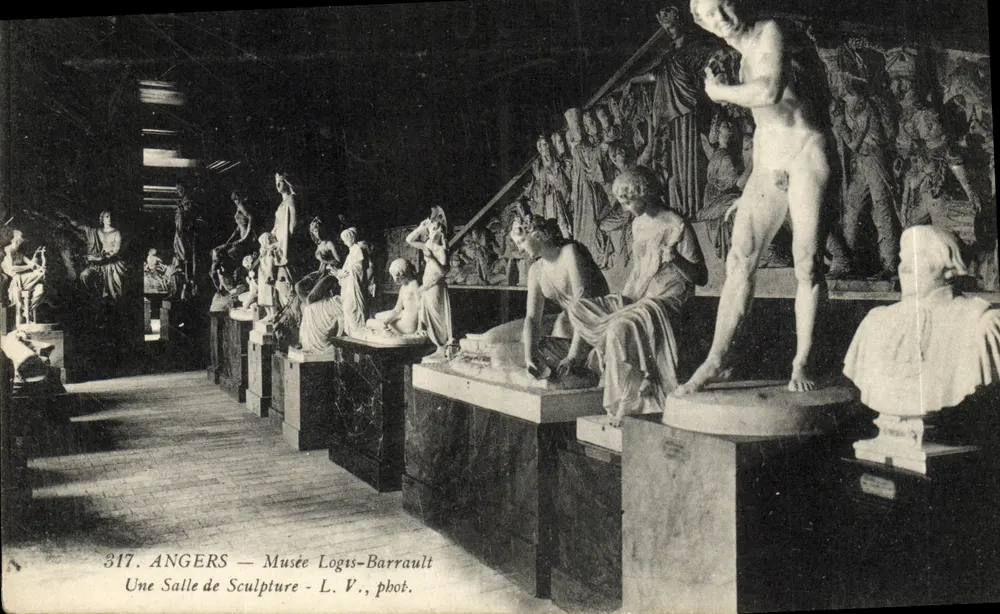 Angers — Musée Logis-Barrault — Eine Skulpturhalle — L. V., phot. - Vorderseite