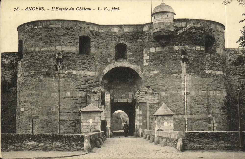 Angers - De Ingang van het Kasteel - L. V., fot. - Voorkant