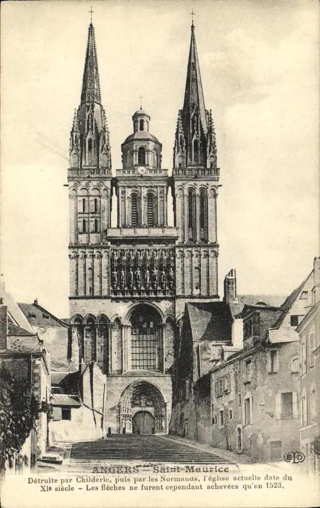 Angers - Saint-Maurice — Igreja gótica com duas flechas - Frente