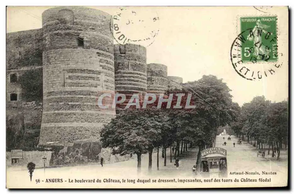 Angers - De boulevard van het Kasteel, langs welke er, indrukwekkend, negen torens van het feodale kasteel rijzen — Artaud-Nozals, Nantes - Voorkant