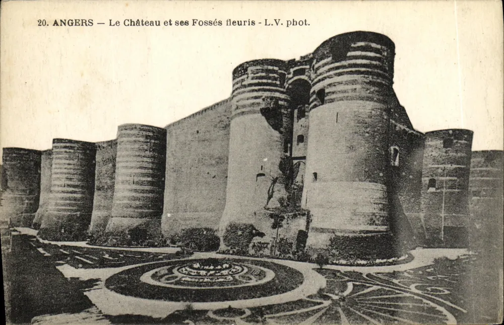 Angers — Das Schloss und seine blühenden Gräben — L.V. phot. - Vorderseite
