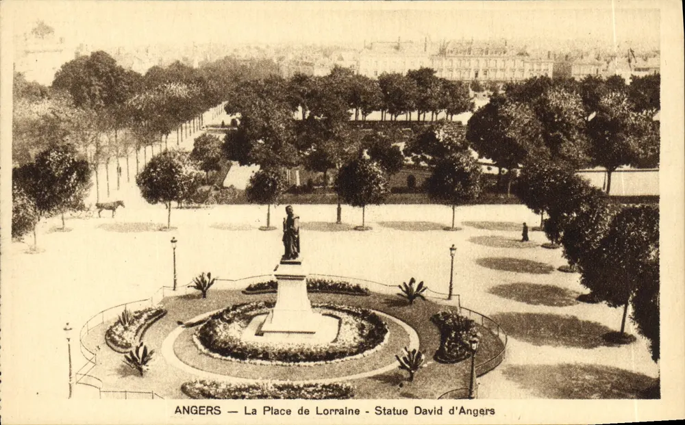 Angers — A Praça de Lorena — Estátua de David d'Angers - Frente