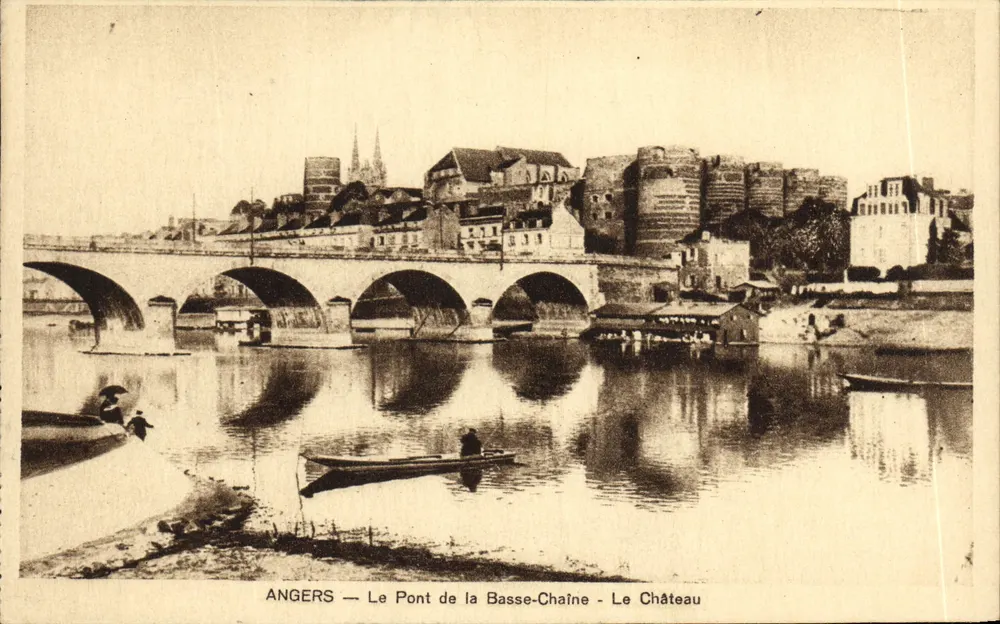 Angers — Die Brücke der Basse-Chaine - Das Schloss - Vorderseite