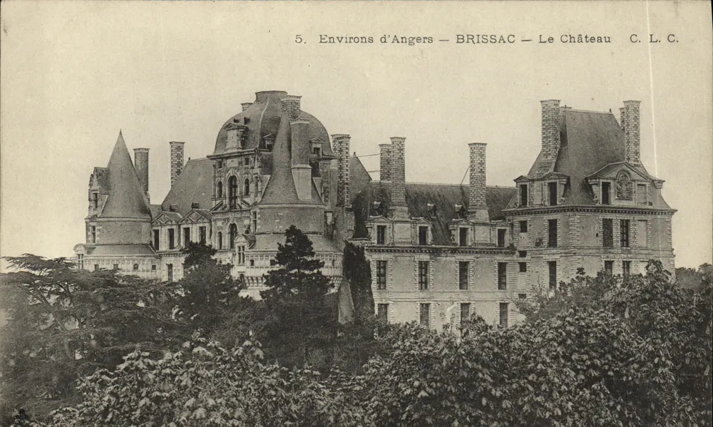 Brissac — O Castelo — Environs de Angers — C. L. C. - Frente