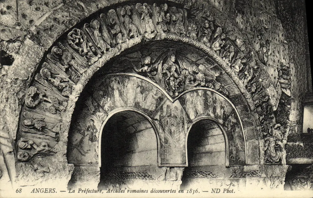 Angers — Das Präfekturgebäude, römische Arcaden entdeckt 1836 — ND Phot. - Vorderseite