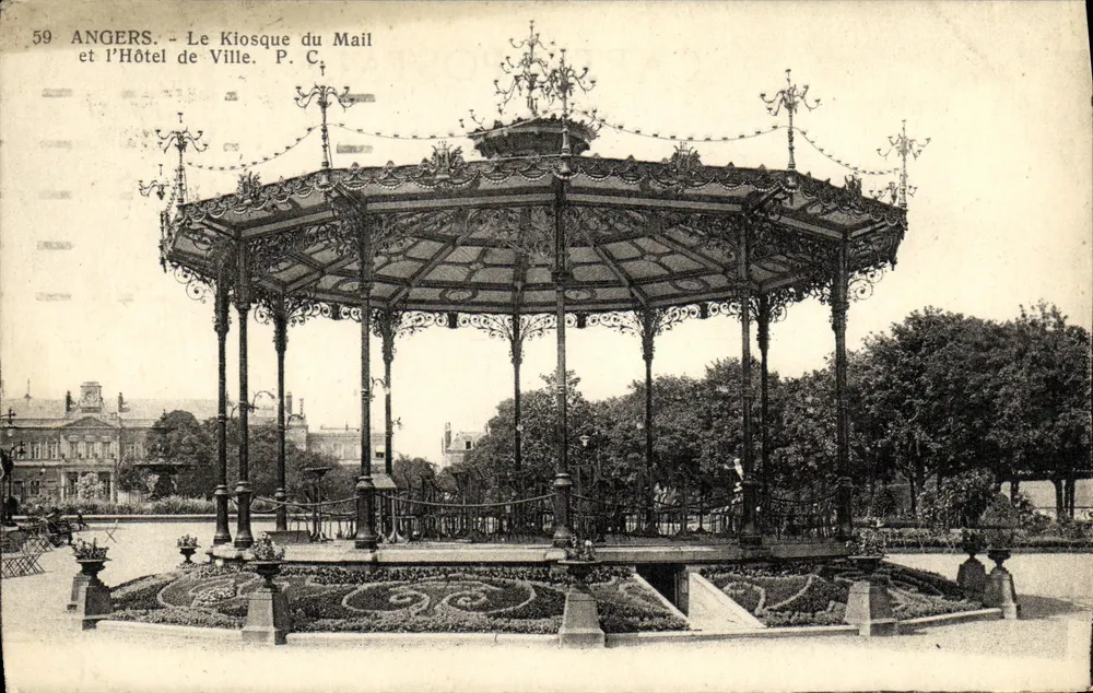 Angers - Der Kiosk am Mail und das Rathaus - P. C. - Vorderseite