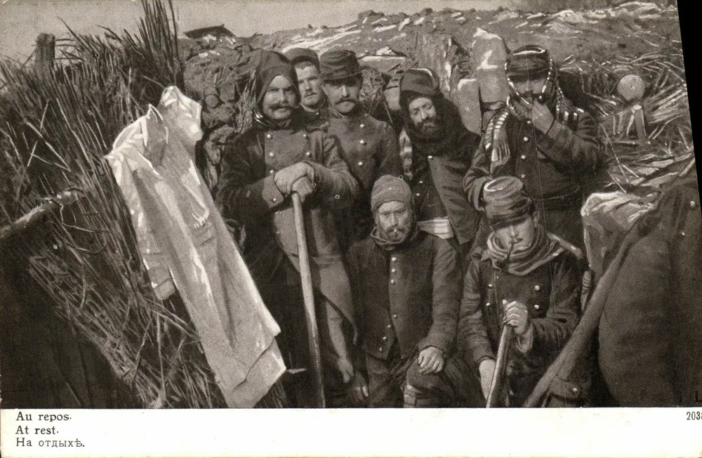 Soldados rusos en descanso — tarjeta postal de la Primera Guerra Mundial — editor J.L. n°2038 - Anverso