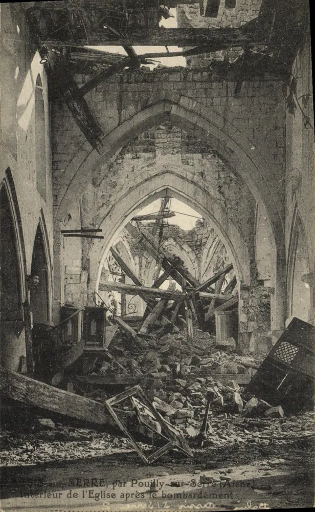 Innenraum der Kirche von Poudly-sur-Serre nach dem Bombenangriff — von Poudly-sur-Serre (Aisne) - Vorderseite