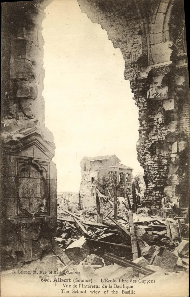 Albert (Somme) — A Escola Livre dos Meninos — Visão do interior da Basílica - Frente