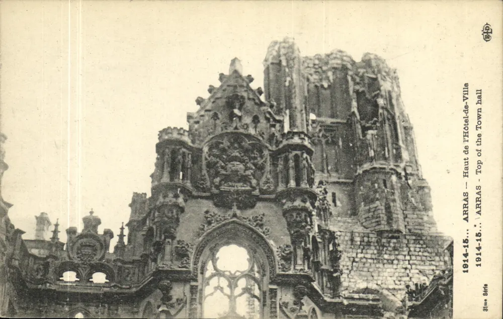 Arras — Oben am Rathaus — Blick von oben vom Rathaus - Vorderseite