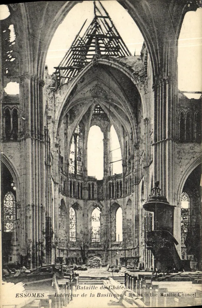 Essomes — Innenansicht der Basilika — Ruinen nach der Schlacht bei Château-Thierry - Vorderseite