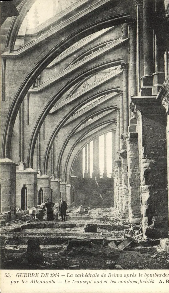 Kathedrale von Reims — Der südliche Transept und die verbrannten Dächer nach deutschen Bombenangriffen — A. R. — n°55 - Vorderseite