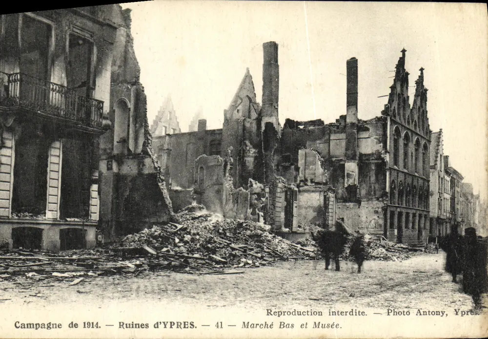Ruínas de Ieper — Mercado Baixo e Museu — Foto Antony, Ieper — n°41 - Frente