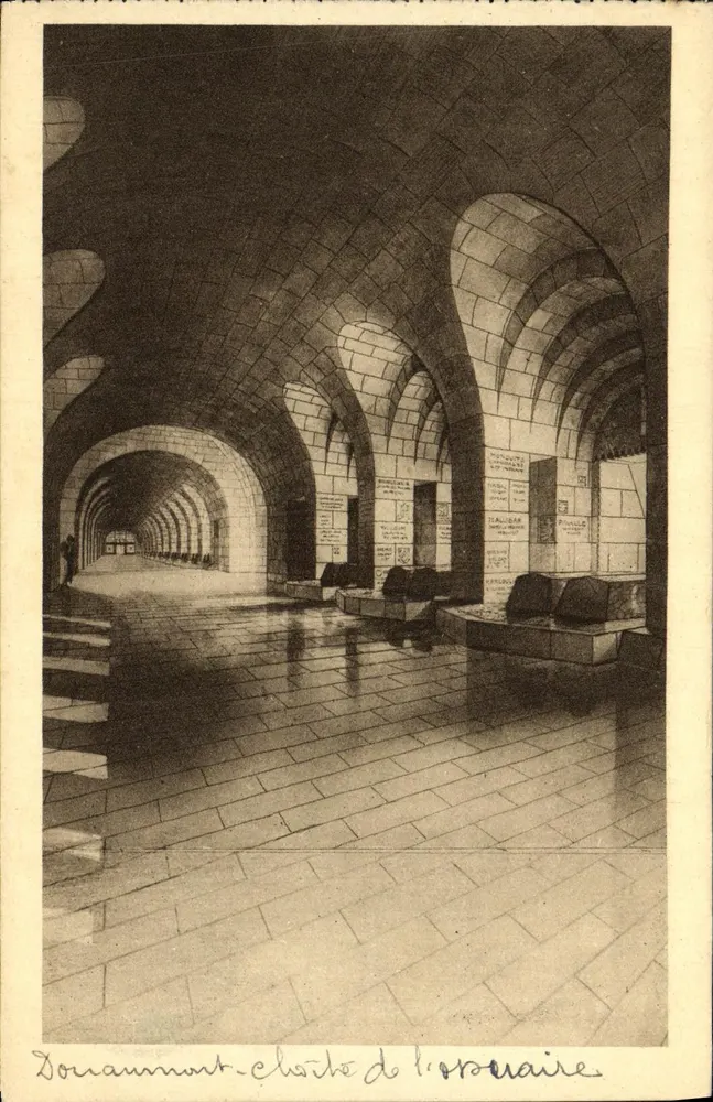 Cloître do Ossuário de Douaumont — Alvéoles dos Túmulos — Editor não visível - Frente