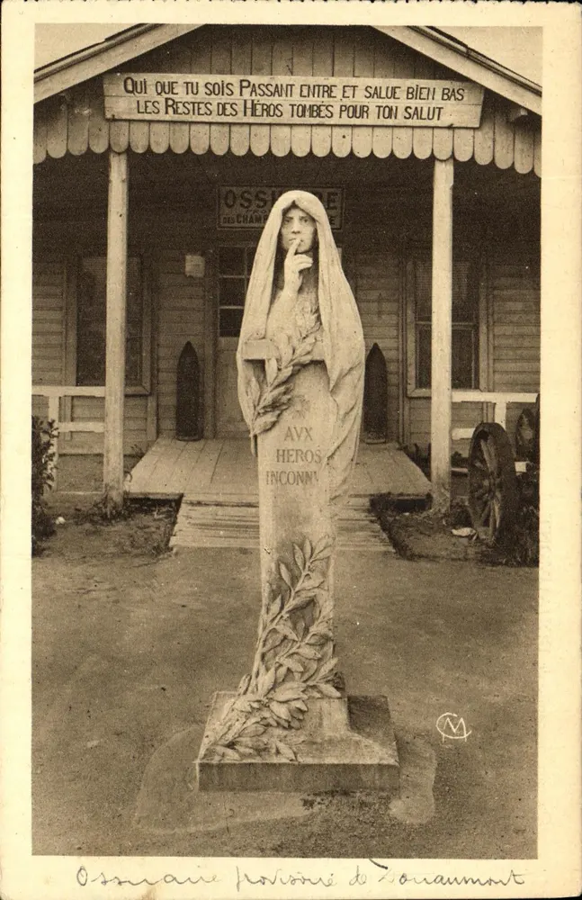 Überführungskirche von Douaumont — Statue der Resignation vor dem Gebäude, Verlag Photo-Vérité 94 - Vorderseite