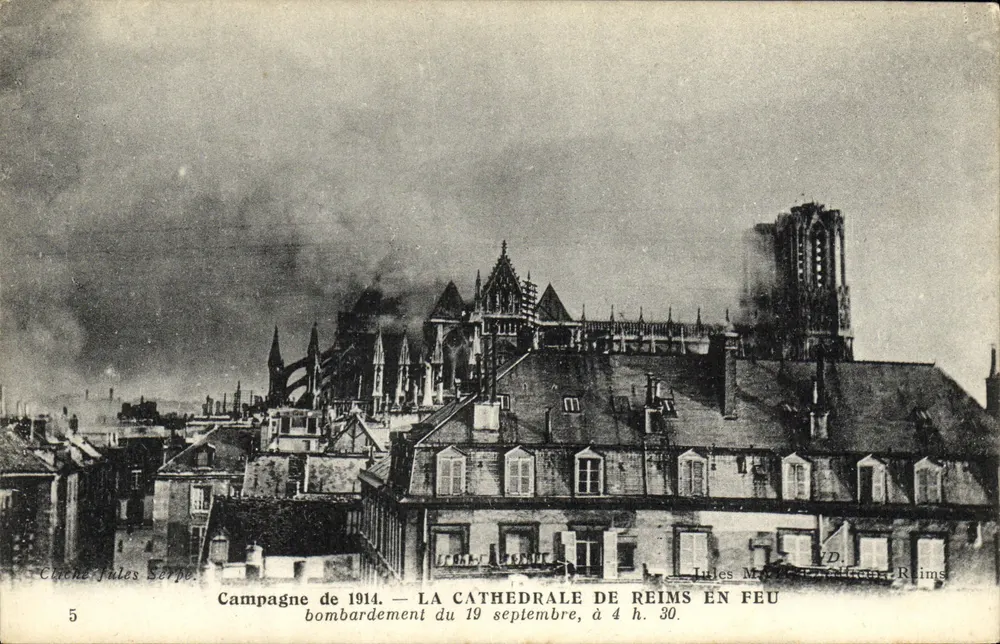Kathedrale von Reims in Flammen — Bombardierung am 19. September 1914 um 4:30 — Foto von Jules Serpe, Verlag Jules M. D. Reims, Nr. 5 - Vorderseite