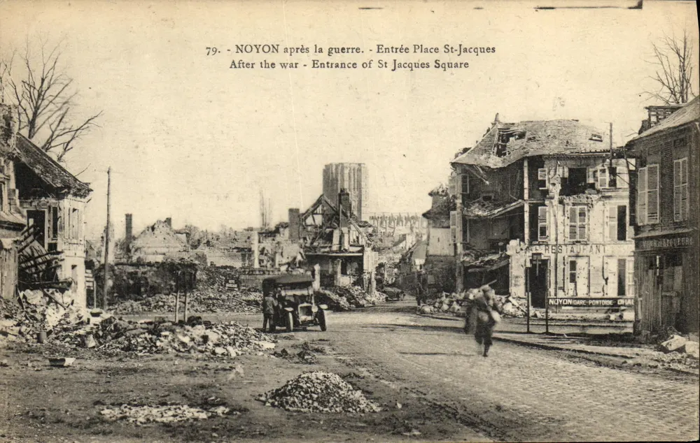 Noyon nach dem Krieg — Eingang zur Place St-Jacques — G. Compiègne, Foto in Noyon - Vorderseite
