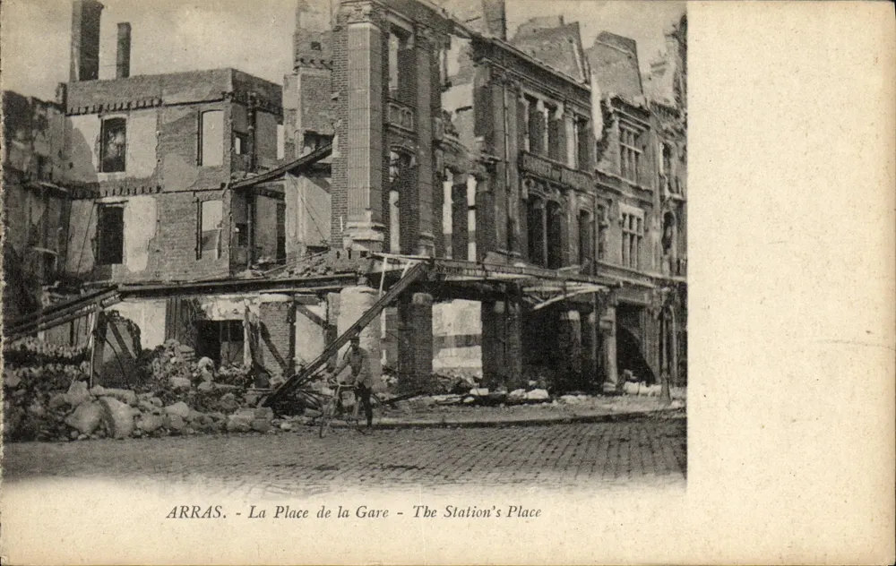 Arras - Der Platz der Station - La Place de la Gare - Vorderseite