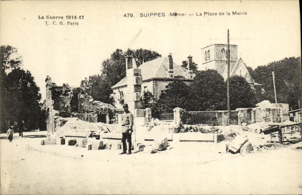 Suippes (Marne) — Die Rathausplatz — Ruinen nach dem Krieg 1914-17 - Vorderseite