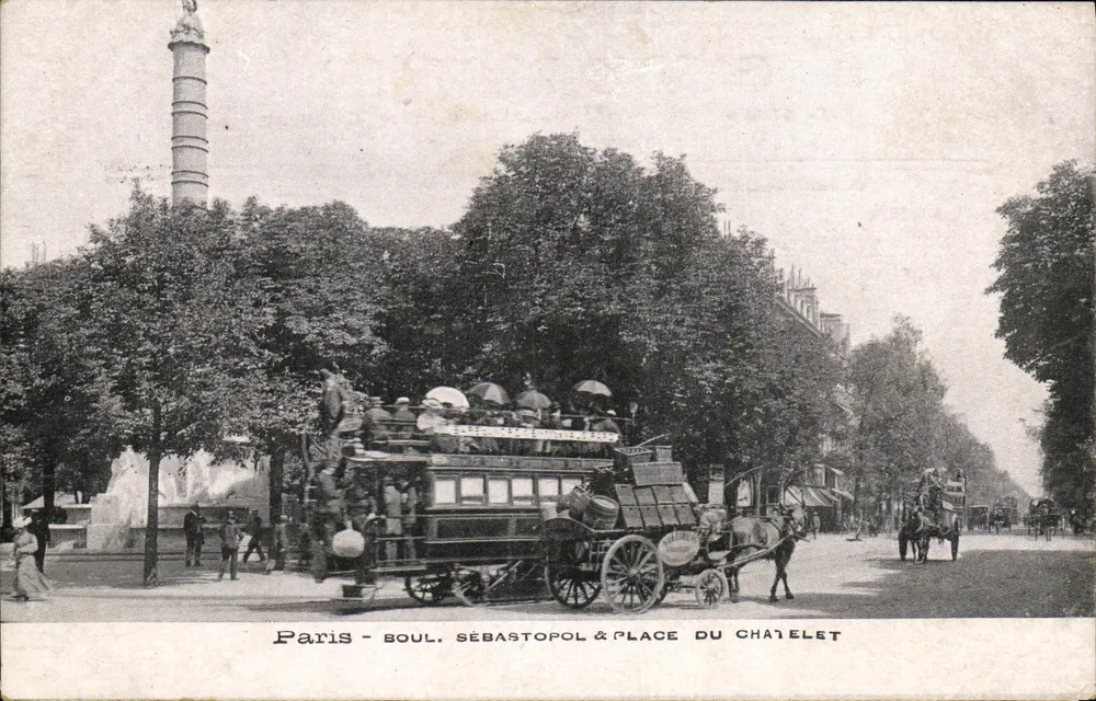 Paris - Boulevar Sébastopol & Place du Châtelet — Säule der Place du Châtelet, Kutsche und Passanten - Vorderseite