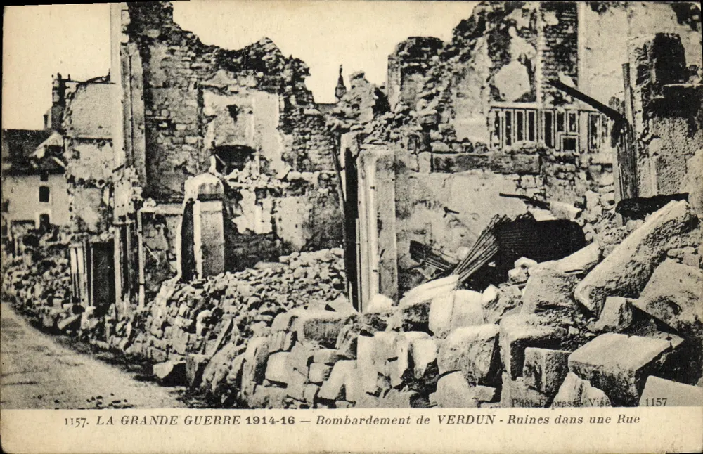 Verdun — Bombardeio 1914-16 — Ruínas em uma Rua — Fot. Express Vise 1157 - Frente