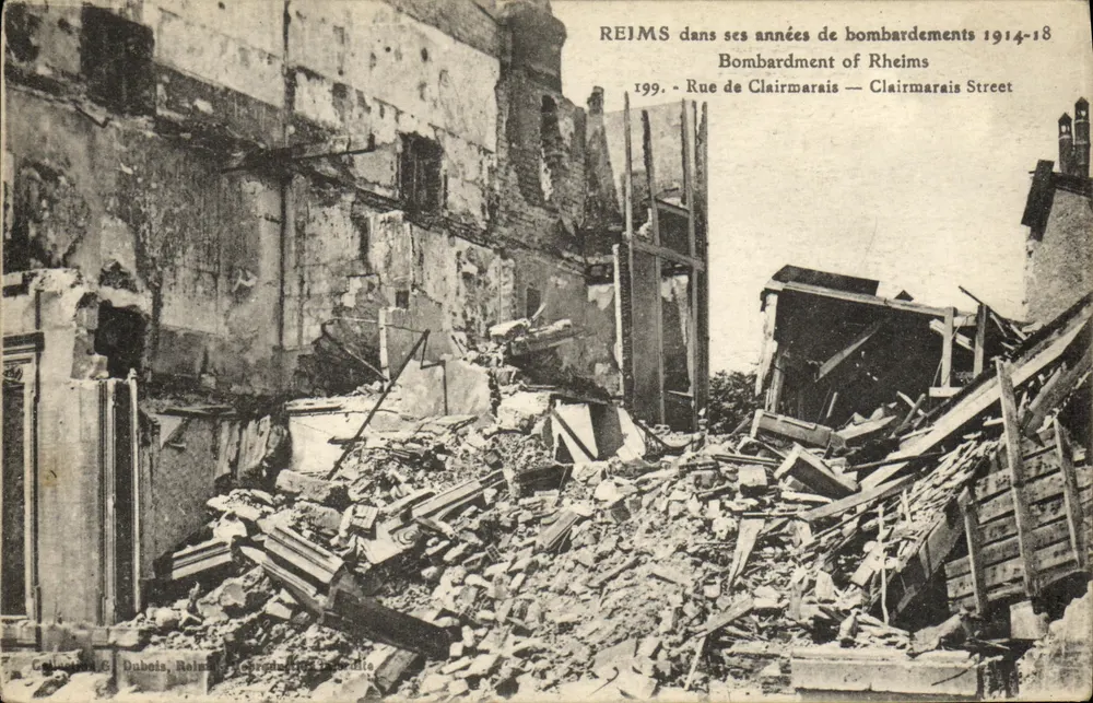 Reims nos anos de bombardeios 1914-18 — Rue de Clairmarais — Editor E. Dabets, Reims - Frente