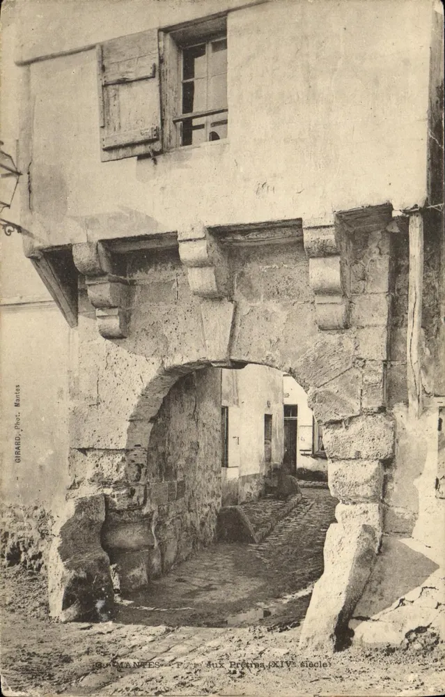 Mantes-la-Jolie — Puerto de los Prefectos (siglo XIV) — GIRARD, Fot. Mantos - Anverso