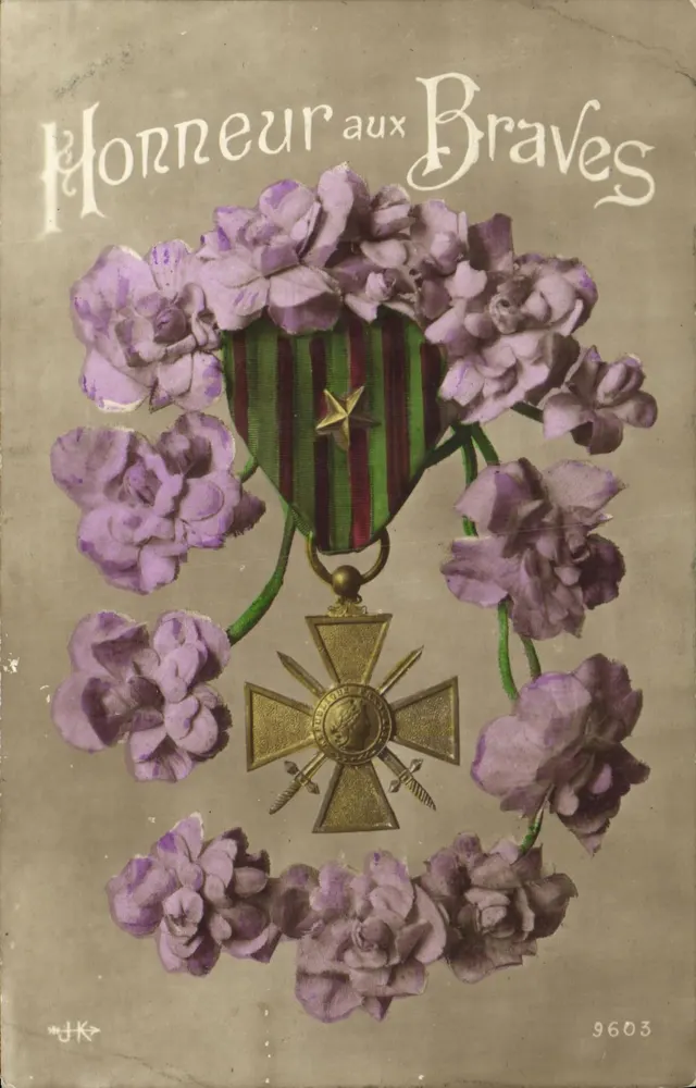 Ehre den Tapferen — militärische Medaille umgeben von violetten Blumen — Verlag J.K. n° 9603 - Vorderseite