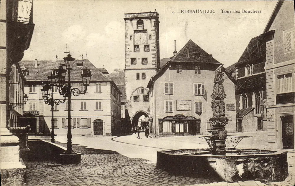 Ribeauvillé - Turm der Metzger — Ansicht des Platzes mit Brunnen und Verlag Bruckerei - Vorderseite