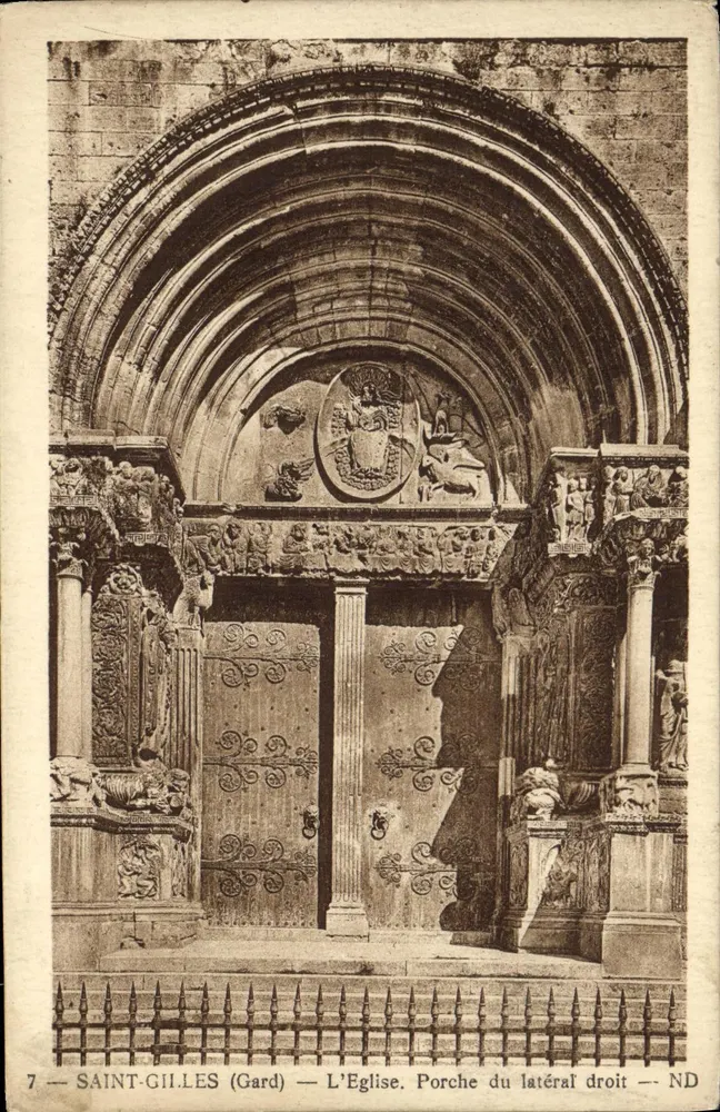 Saint-Gilles (Gard) — Die Kirche. Rechter Seitenportal — ND - Vorderseite
