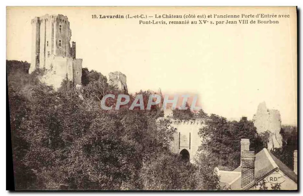 Lavardin (Loir-et-Cher) — Das Schloss (Ostseite) und das Alte Eingangstor mit Zugbrücke, im 15. Jahrhundert von Jean VIII de Bourbon umgestaltet - Vorderseite