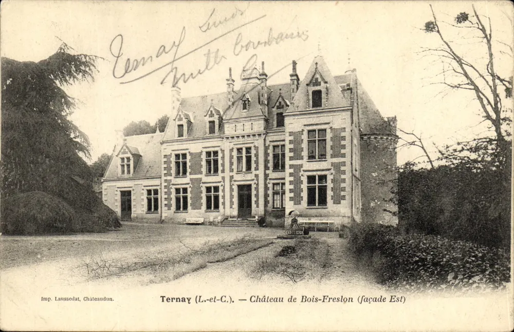 Ternay (L.-et-C.) — Castelo de Bois-Freslon (fachada Leste) - Frente