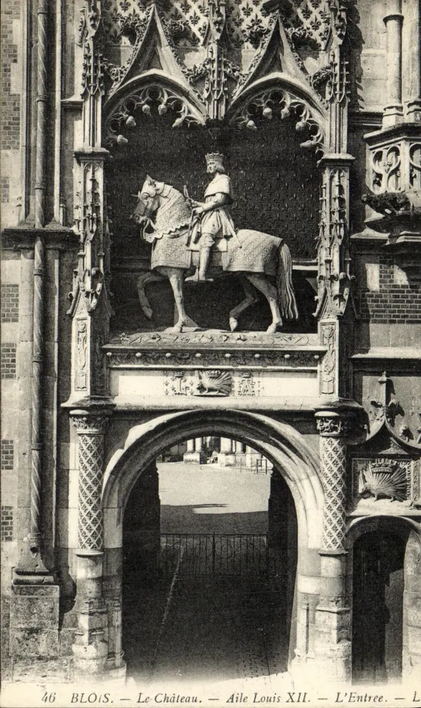 Blois — Das Schloss — Flügel Louis XII — Der Eingang — Statue des Königs Louis XII auf Pferd - Vorderseite