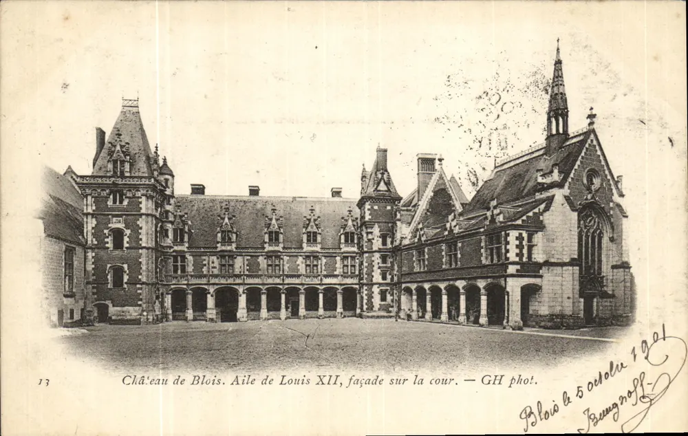 Schloss Blois. Flügel von Louis XII, Fassade zum Innenhof. — GH fot. - Vorderseite