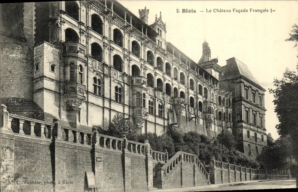 Blois — Die Fassade des Schlosses von François I — C. Vannlier, Foto in Blois - Vorderseite