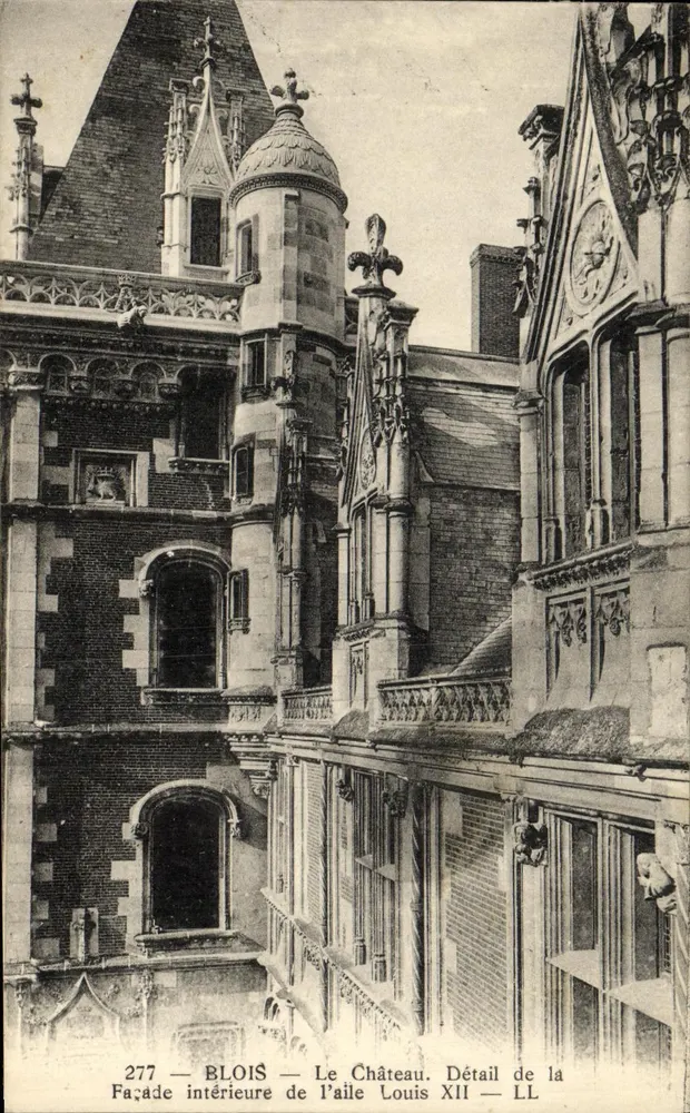 Blois — Das Schloss. Detail der Innenfassade des Flügels Louis XII — LL - Vorderseite