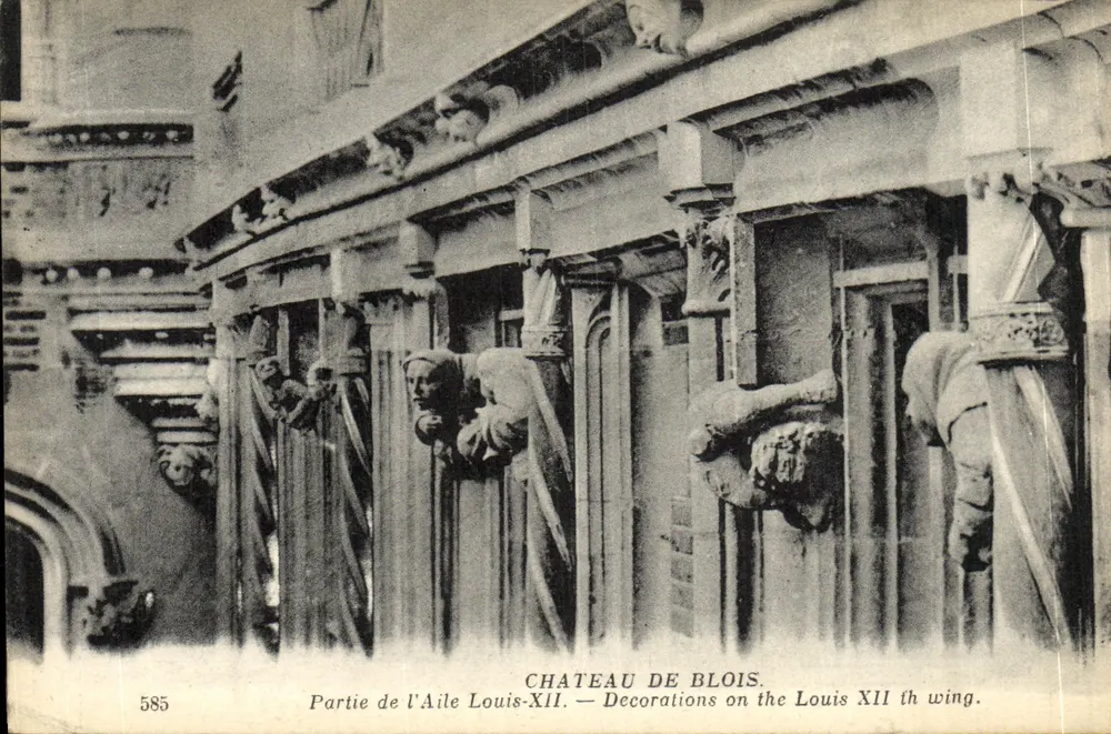 Schloss Blois — Teil des Flügels Louis XII — Dekorationen an der Wand des Flügels Louis XII - Vorderseite