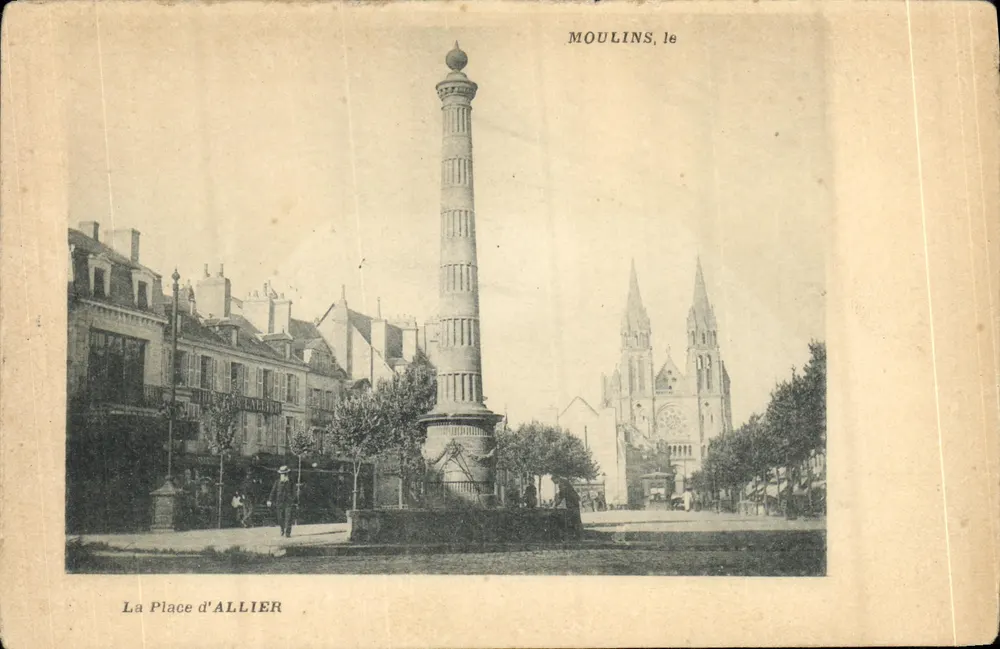 Moulin, a Praça d'Allier — coluna monumental e catedral — editor desconhecido, número de série não visível - Frente