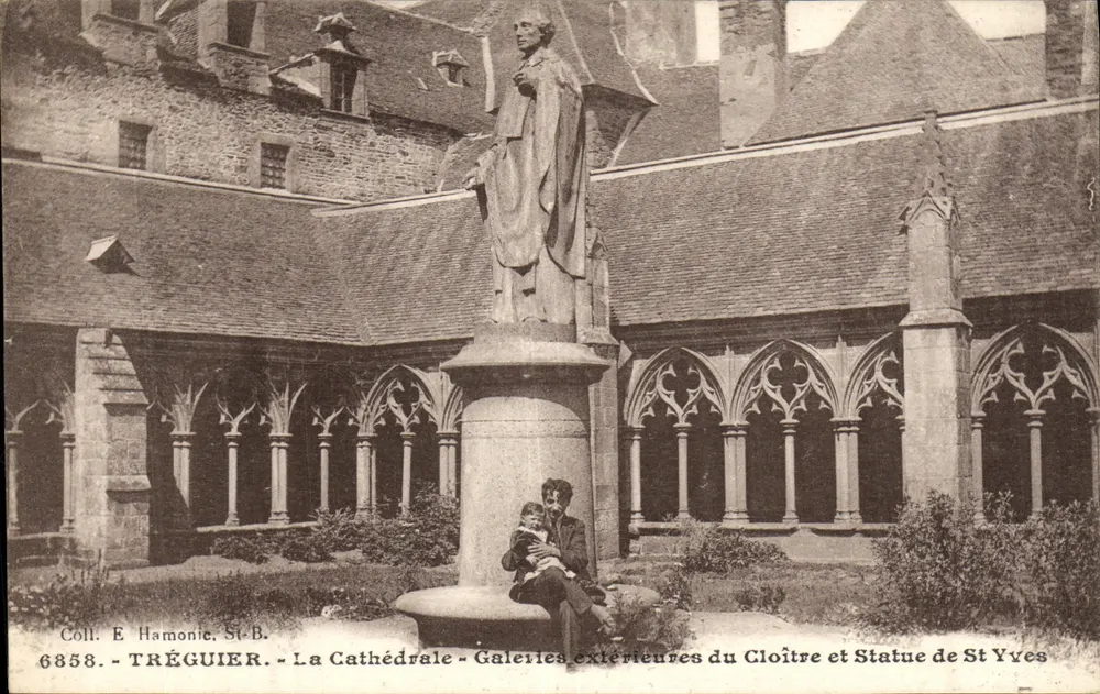 Die Kathedrale - Äußere Galerien des Cloisters und Statue des St. Yves - Tréguiérier - Vorderseite