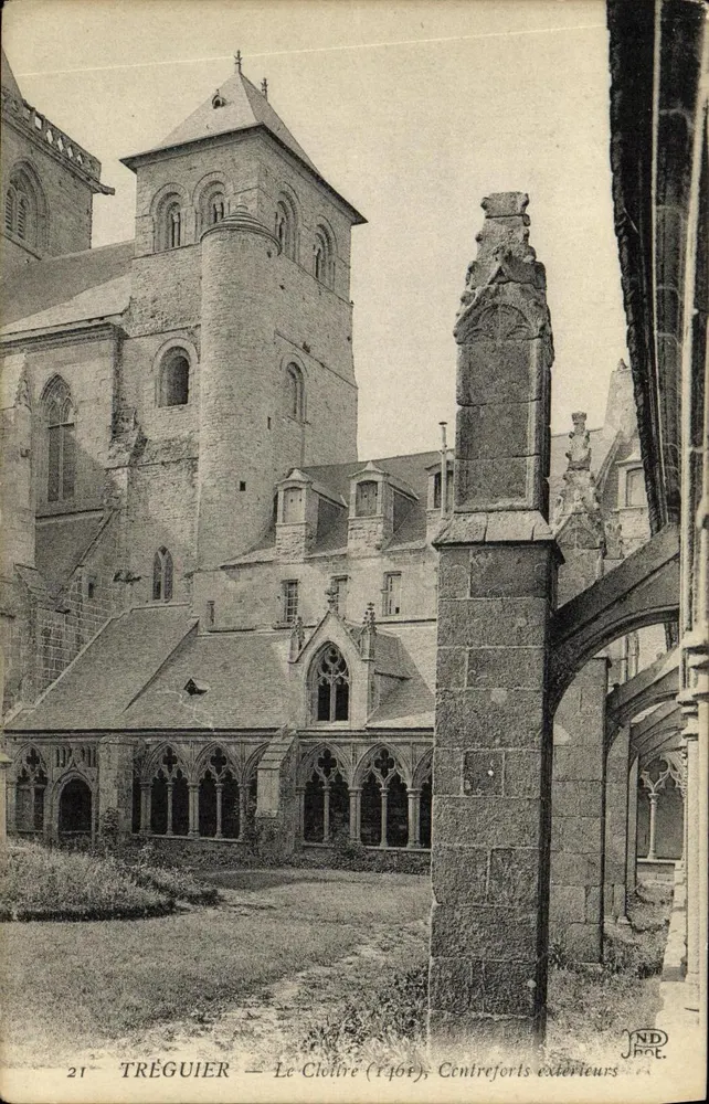 Tréguier — O Claustro (1461), Centreforts externos - Frente