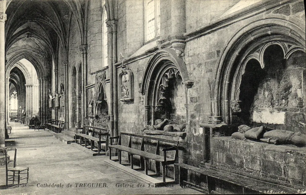 Catedral de TREGUIER — Galeria das Tumbas — Editor A. D. B. Phot. - Frente